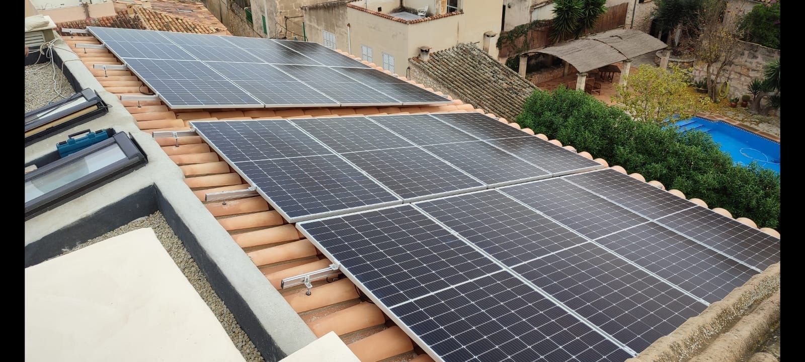 Instal·lació de plaques solars a una teulada de Mallorca